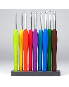 Gekleurde haaknaalden set van Clover Amour. Alle negen maten in een set: 2.0 - 2,5 - 3,0 - 3,5 - 4,0 - 4,5 - 5,0 - 5,5 - 6.0 mm.