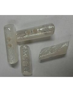 Houtje touwtje knoop wit kleurig met een glans  in diverse lengtes. 