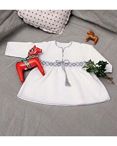 Breipakket baby jurkje van Phidlar. U ontvangt de wol met gratis het breipatroon.