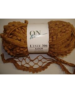 Linie 306 ajour is bandjes garen van On line met aan de onderkant kleine balletjes als rand. 1 bol = 1 sjaal. Sjaal van een lengte van ca. 100 cm, 75% polyacryl en 25% polyamide, looplengte ca. 24m 100 gram. 