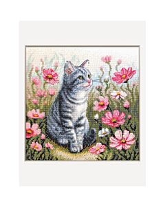 Aine borduurpakket kat tussen de roze bloemen A1041 telpatroon