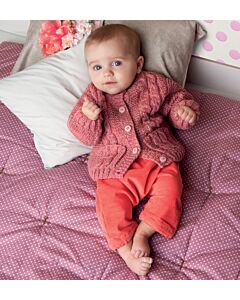 Babyjasje met kabels van phil camargue om zelf te breien