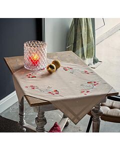 Borduurpakket tafelkleed sneeuwhaas en goudvink van Vervaco PN-0191788 voorbedrukt