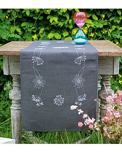 Borduurpakket tafelloper witte bloemen en grassen van Vervaco PN-0165817 voorbedrukt 