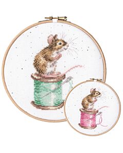 othy Threads sew it begins xhd114. Het borduurwerk in kruissteek, Franse knoopen stiksteek is ca. 15cm doorsnede groot.

Bothy Threads sew it begins xhd114