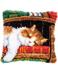 Knoopkussen pakket slapende kat op boekenrek van Vervaco pn-0149737