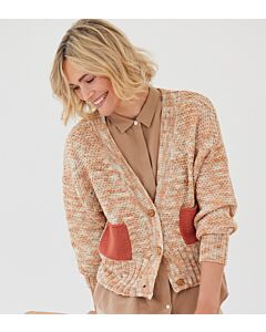 Lana Grossa vest breien van Cool Wool en Cool Wool Hand-dyed. Dit mooie vest is heerlijk om ergens overheen aan te trekken. Cool Wool Hand-Dyed zijn uniek handgeverfde strengen van 100% merinos wol. Bij het breipakket ontvangt u het garen incl. het boek* 