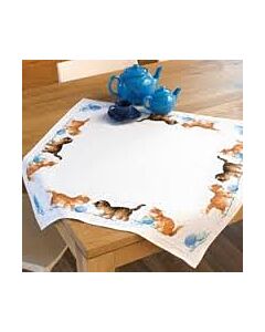 Tafelkleed met telpatroon spelende poezen om te borduren  