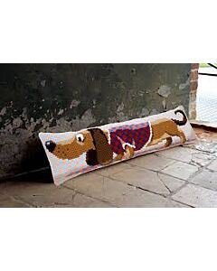 Vervaco borduurpakket voorbedrukt tochtkussen teckel met jasje in kruissteek.