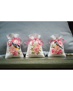 Vervaco borduurpakket kruidenzakje 3 st. meesjes in bloesems pn-0182726