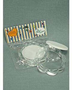 Ronde onderzetter voor een klein borduurwerkje met geschulpte rand