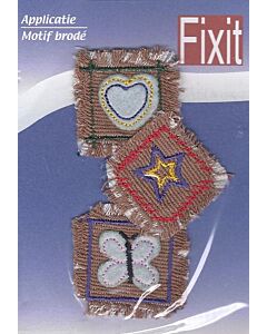 3 Bruine vierkantjes met vlinder, ster en hartje als applicatie.