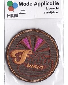 Rond, bruin met gele tekst Fnight applicatie.