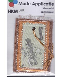 Bruin/beige gekleurde applicatie met rafels en een koort