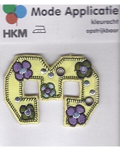 Gele 3 met bloemen applicatie.