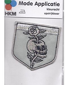 Doodskop met roos applicatie.