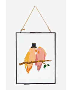 Spooky Woodland borduren van DMC gratis patroon. In het ontwerp zitten de volgende kleuren:
DMC Mouline 117 kleur 3865, 1, 822, 7, 610, 369, 522, 3011, 3824, 3341, 351, 355, 17, 18, 783, 30, 31, 535, 3799, 29, 611 en metallic e5200