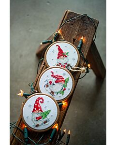 Vervaco borduurpakket kerstkabouters in de sneeuw met borduurring pn-0187976 