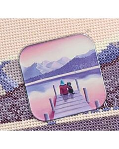 Bothy Threads Needle Minder zittend bij het water