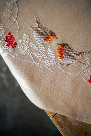Borduurpakket tafelkleed roodborstjes in de winter van Vervaco pn-0187116 voorbedrukt