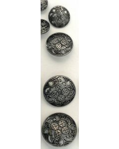 Oud zilverkleurige ronde metalen sierknopen in verschillende maten.