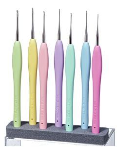 Haaknaaldenset van Clover Amour. Met de 7 kleine maten incl. beschermkapjes. 0.60 - 0.75 -0.90 - 1.00 - 1.25 - 1.50 - 1.75mm.