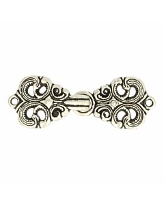 Metalen sier sluitingen als haak en oog. Ongeveer 5cm x 2cm.