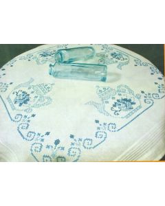 Voorbedrukt tafelkleed blauwe theepotten om te borduren van duftin 1272 afm 150x230cm