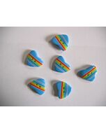 Blauwe hartjes knopen met gekleurde strepen erdoor