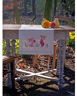 Borduurpakket tafelloper paaskonijnen in tulpentuin van Vervaco PN-0190938 voorbedrukt