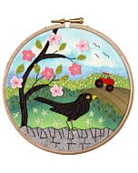 Bothy Threads borduurpakket met vilt de goeiemorgen kraai EFE4 voorbedrukt