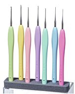 Haaknaaldenset van Clover Amour. Met de 7 kleine maten incl. beschermkapjes. 0.60 - 0.75 -0.90 - 1.00 - 1.25 - 1.50 - 1.75mm.