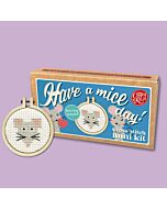 Crafty Mini Kit borduurpakket matchbox muis incl. kleine borduurring & sleutelhangertje