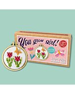 Crafty Mini Kit borduurpakket matchbox tulpen met vlinder MB-131 incl. kleine borduurring & sleutelhangertje
