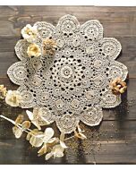 Haakpakket rond kleedje in een bloemenvorm met een diameter van 41cm van DMC.  