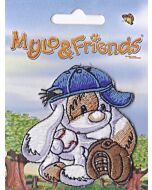 Mylo & Friends zittend met blauwe pet applicatie