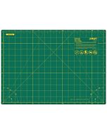 Quilt snijmat met centimeters en inches. De groene snijmat is aan een kant 18x12inches en en aan de andere kant 45x30cm. Dus aan twee kanten te gebruiken