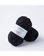 Phildar Phil Madrague kleur Noir is een zomers garen met een geluste draad in lintvorm van 100% katoen voor naalden 4.0-4.5mm. Phildar Phil Madrague is een ideaal garen voor het breien van een zomers vest of het haken van een trui.
