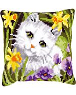 Vervaco borduurpakket kruissteek kussen witte poes in narcissen pn-0147362