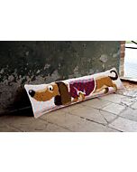 Vervaco borduurpakket voorbedrukt tochtkussen teckel met jasje in kruissteek.