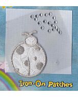 Kapoentje zilver met wit en een blaadje van strasssteentjes.