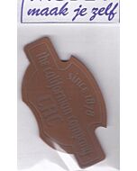 Bruinachtig met lederlook en tekst erin applicatie.