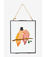 Spooky Woodland borduren van DMC gratis patroon. In het ontwerp zitten de volgende kleuren:
DMC Mouline 117 kleur 3865, 1, 822, 7, 610, 369, 522, 3011, 3824, 3341, 351, 355, 17, 18, 783, 30, 31, 535, 3799, 29, 611 en metallic e5200