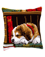 Borduurpakket voorbedrukt kruissteek kussen  slapende hond in boekenrek van vervaco