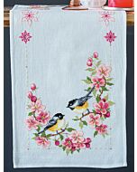 Vervaco borduurpakket loper meesjes in bloesems pn-0158431 telpatroon