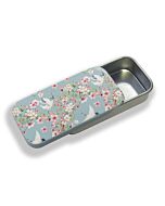 Letistitch lente festival naaldendoosje incl. magneet

Handig metalen naaldendoosje inclusief magneetje, raak nooit meer je naalden kwijt! Afmeting van het doosje is 50x25x10 mm, dus genoeg ruimte van al uw naalden.