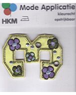 Gele 3 met bloemen applicatie.