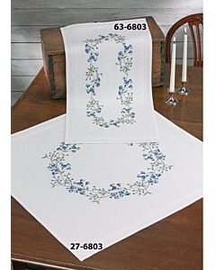 Voorbedrukte loper blauwe bloemen in platsteek 40x80 cm van Permin 63-6803