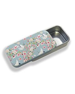 Letistitch lente festival naaldendoosje incl. magneet

Handig metalen naaldendoosje inclusief magneetje, raak nooit meer je naalden kwijt! Afmeting van het doosje is 50x25x10 mm, dus genoeg ruimte van al uw naalden.