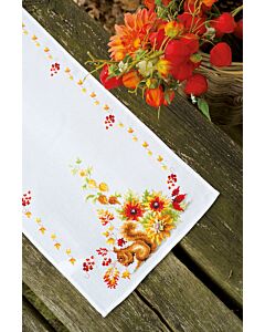 Borduurpakket Tafelloper Eekhoorn in de herfst met telpatroon van Vervaco PN-0149901 